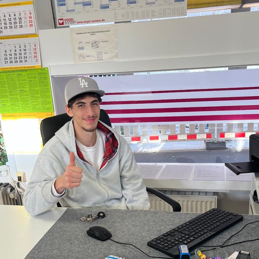 Semi im Büro der Fahrschule Stadler